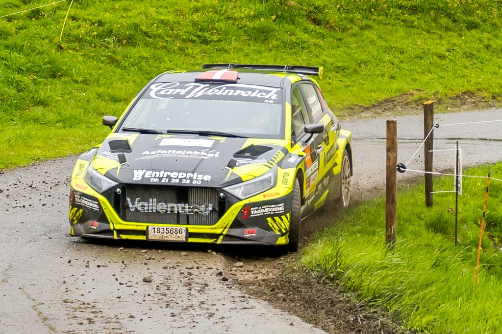 Det gjaldt om at holde afstand til de skarpe klippestykker på de schweiziske bjergveje, men Simon fik alligevel skåret 10 centimeter for langt ind i et sving, og så gik luften ud af rallybilens dæk